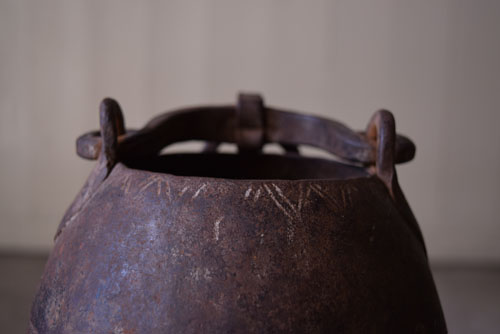 縁には装飾が,アンティーク,鉄器,釣瓶,装飾,インド,ディスプレイ,コレクション,古道具,