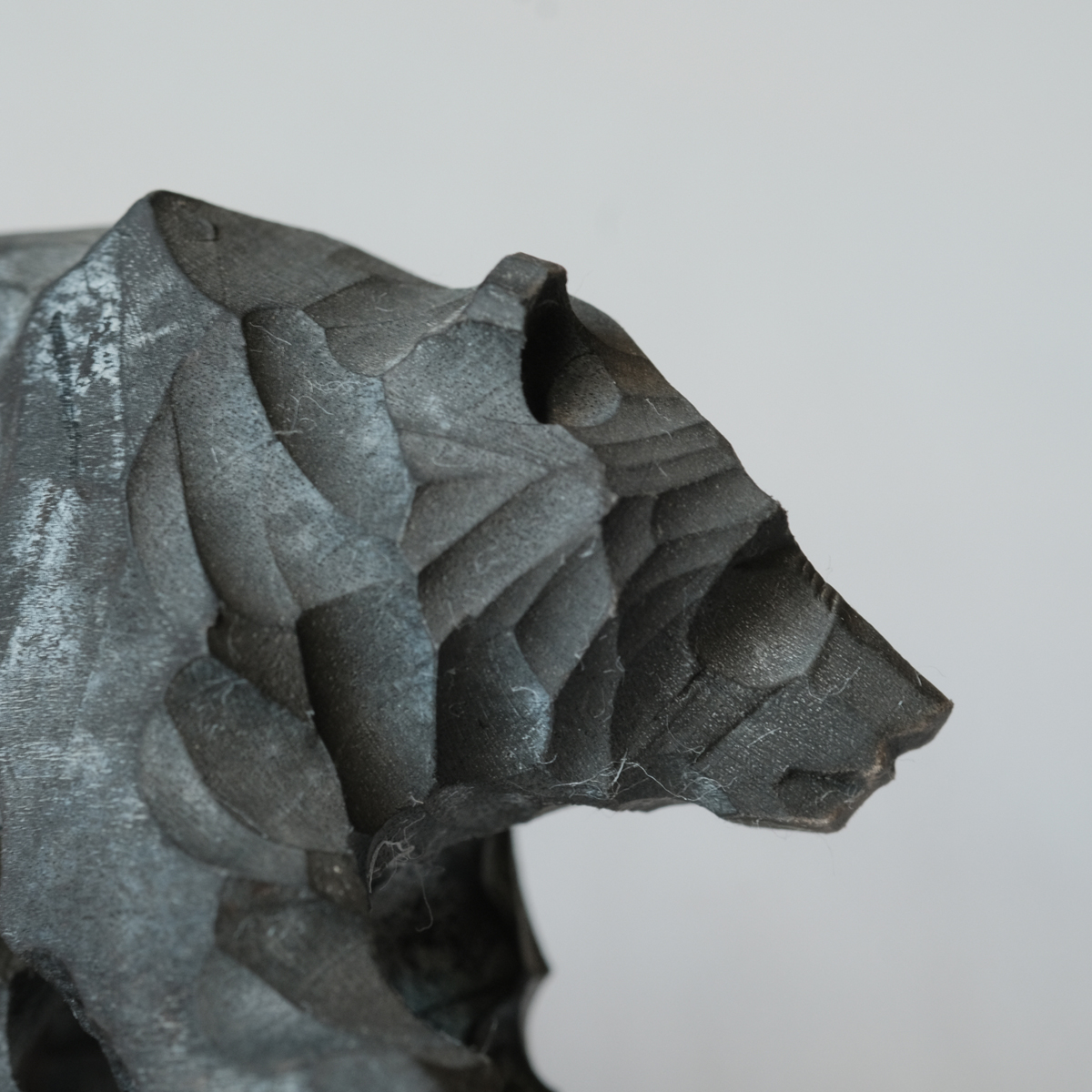 ざっくりした彫り目の小ぶりな古い木彫りの熊